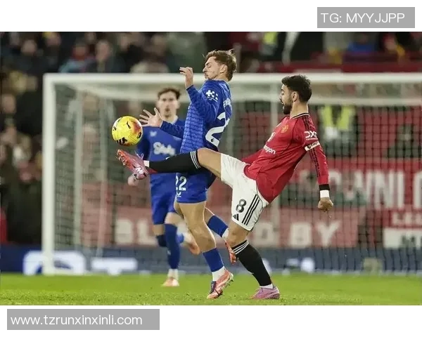 足球明星因比赛争执怒火中烧现场打架瞬间曝光引发热议