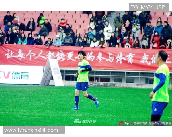 帅气出场足球明星视频展现运动魅力与风采的精彩瞬间